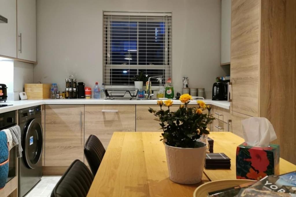 3 Bedroom Townhouse, Free Parking York Eksteriør bilde
